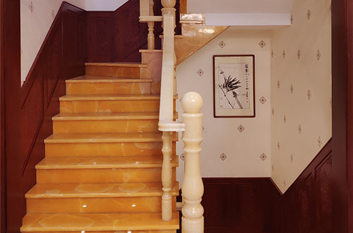 海原中式别墅室内汉白玉石楼梯的定制安装装饰效果